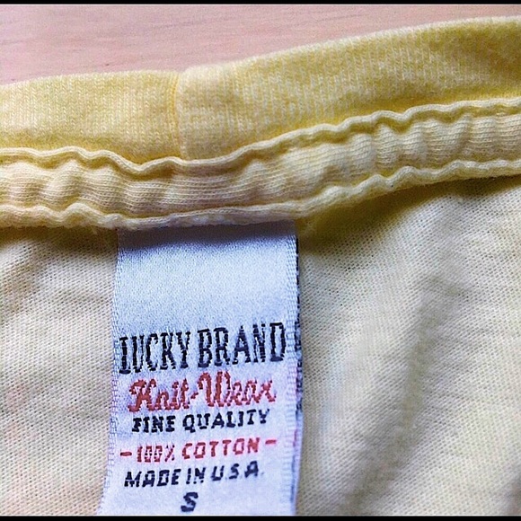 🆕🔥LUCKY BRAND SUPER CUTE LIGHT YELLOW&DESIGN LOGO ON FRONT SHORT SLEEVE NWOT! - Picture 4 of 4